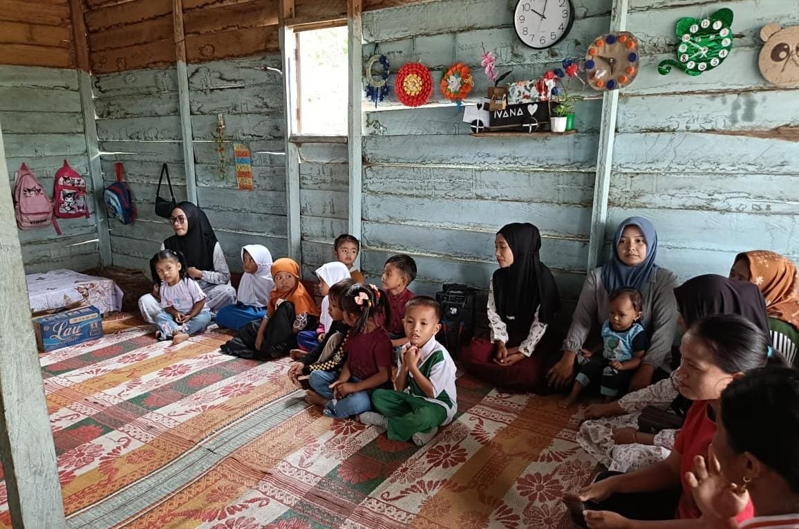 Dengan kondisi sederhana di ruangan sekolah, pembina TK Syekh Burhanuddin Pematang Panjang serta guru dan murid menyambut rombongan Kepsek TK Syekh Burhanuddin Kuntu.