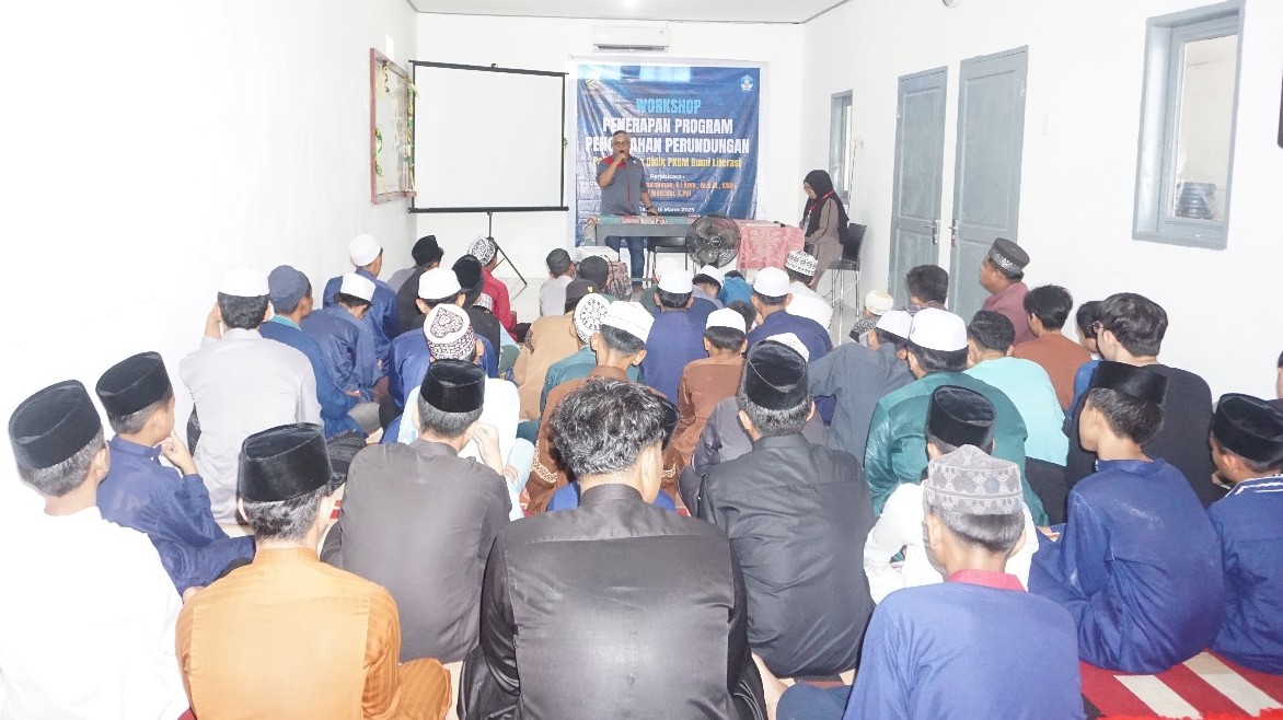 Kepala Sekolah PKBM Bumi Literasi, Yulhasni saat membuka acara workshop.