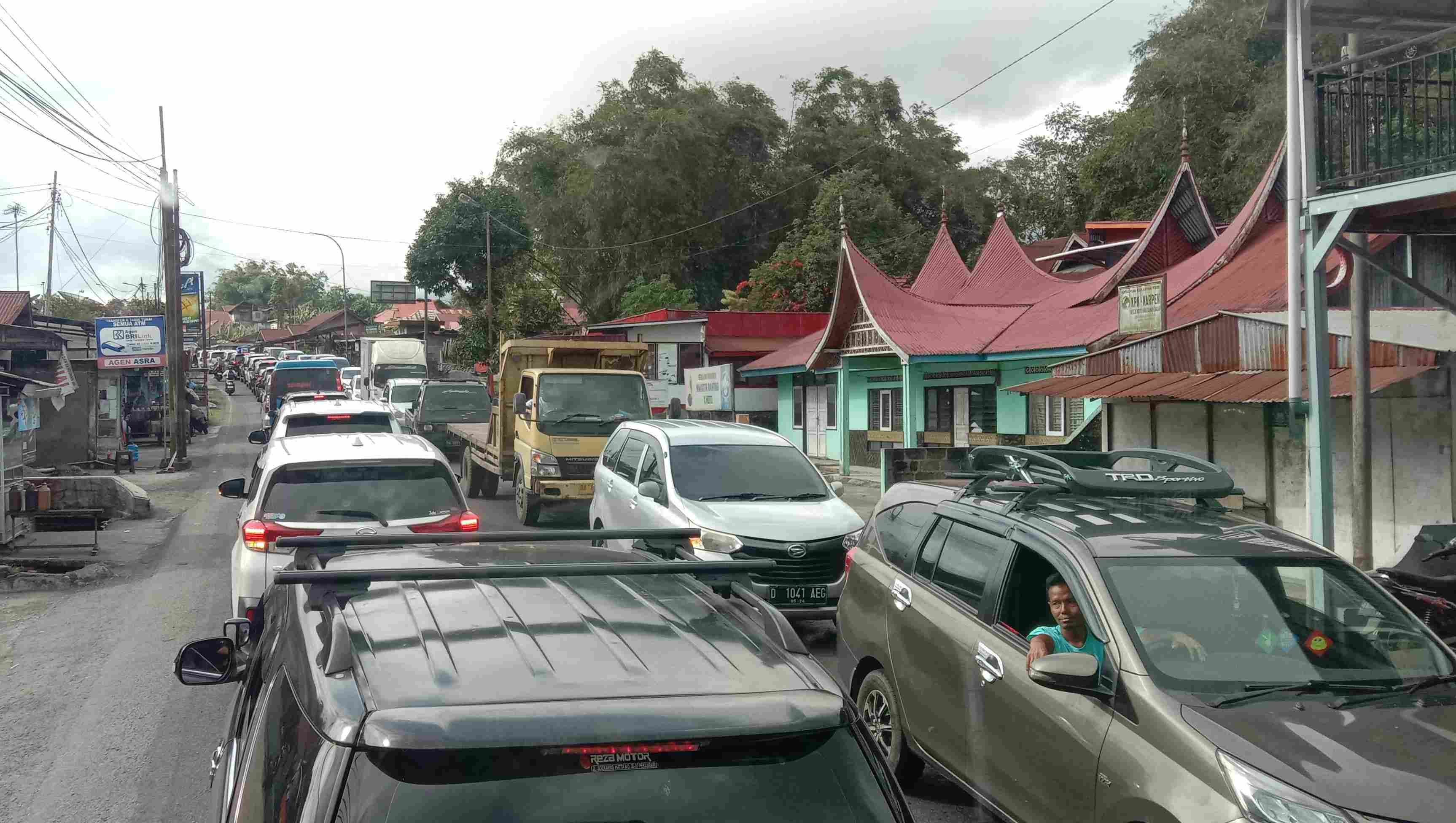 Ratusan kendaraan roda empat terjebak macet di Jalan Lintas Padang Panjang-Bukit Tinggi, Senin (12/05/2025).