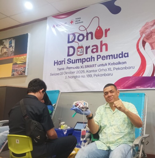 Perwakilan MTXLSMART West Region, Ade Akmal Putra ketika mendonorkan darah.