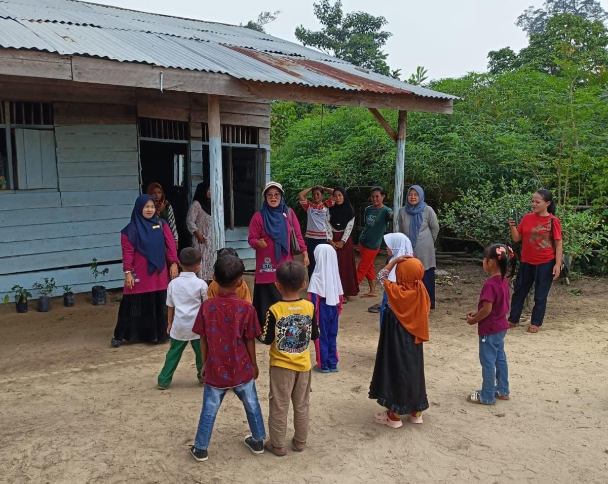 Anak didik kelas jarak jauh TK Syekh Burhanuddin Pematang Panjang mendapatkan pengarahan dari Kepsek TK Syekh Burhanuddin Kuntu, Meri Puspitasari SPd Cr.  