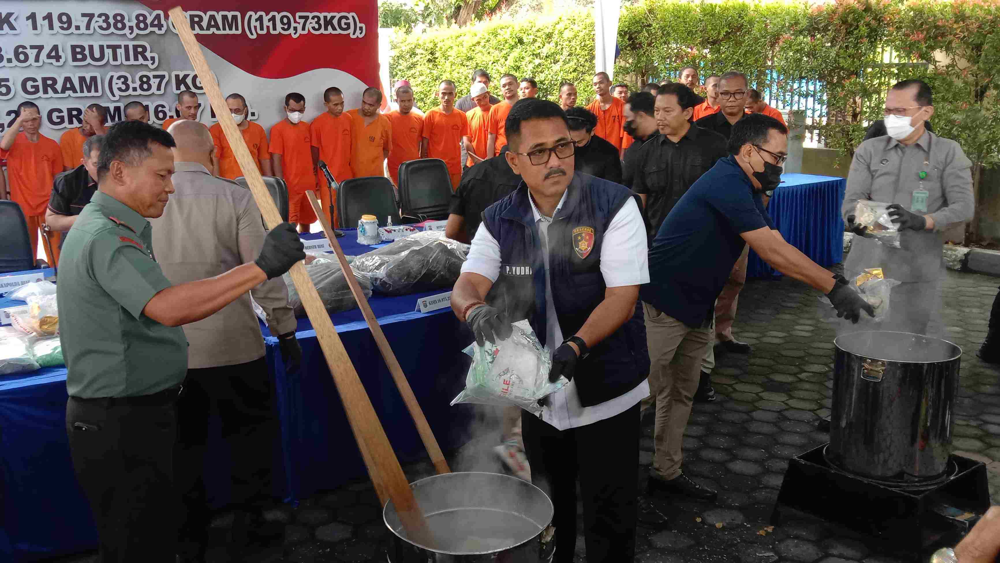 Dirresnarkoba Polda Riau, Kombes Pol Putu Yudha Prawira bersama Danrem 031/WB, Brigjen TNI Sugiyono tampak memusnahkan barak bukti narkoba.