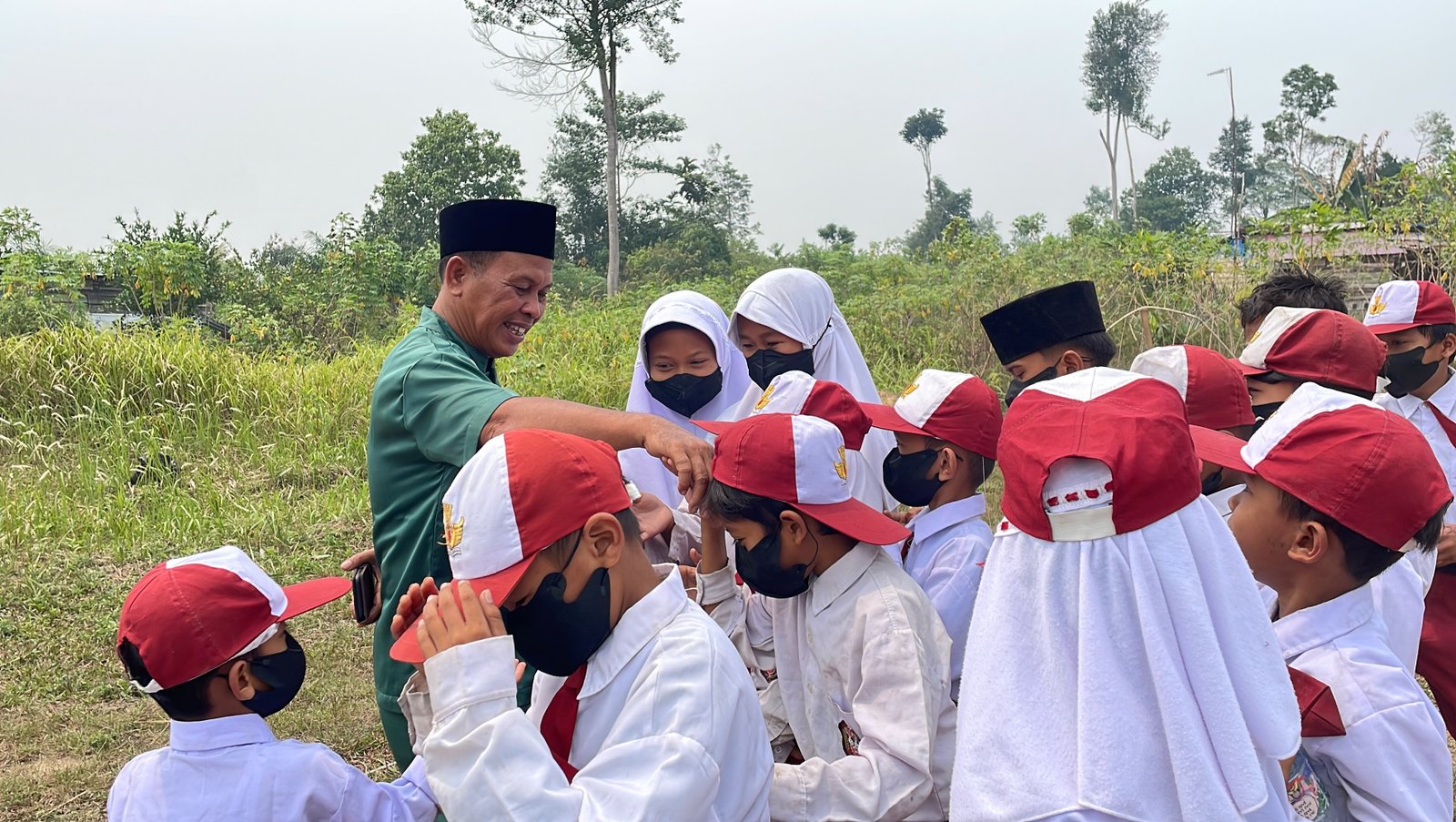 Salah seorang pemuka masyarakat saat menyalami para murid.