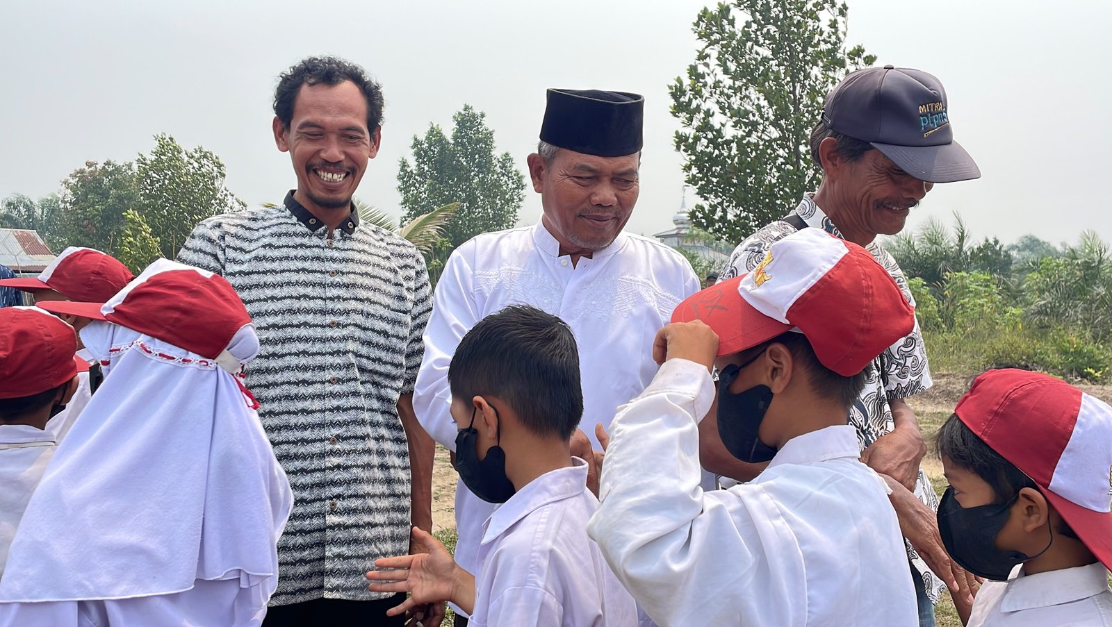 Para pemangku adat dan tokoh masyarakat mengunjungi SDN 008 Dusun Pematang Panjang.