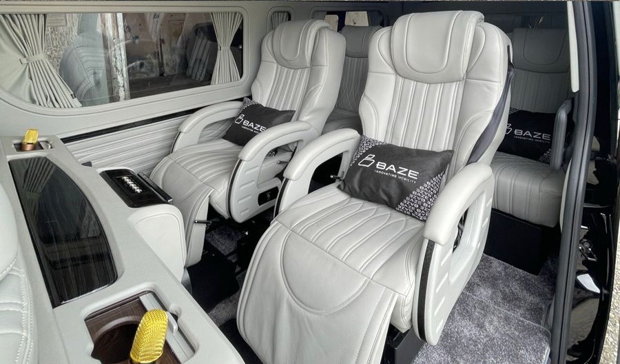 Fasilitas mewah Hiace Premio VVIP dengan kapasitas 9 seat.