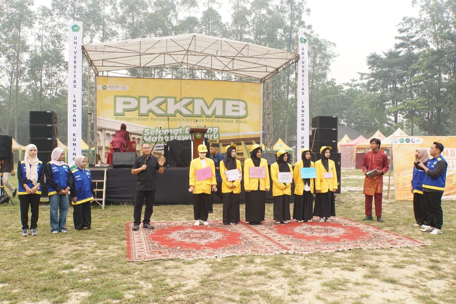 Sejumlah mahasiswa dan mahasiswi menjadi peserta PKKMB Unilak 2026 mendengarkan pengarahan dari pihak kampus. 