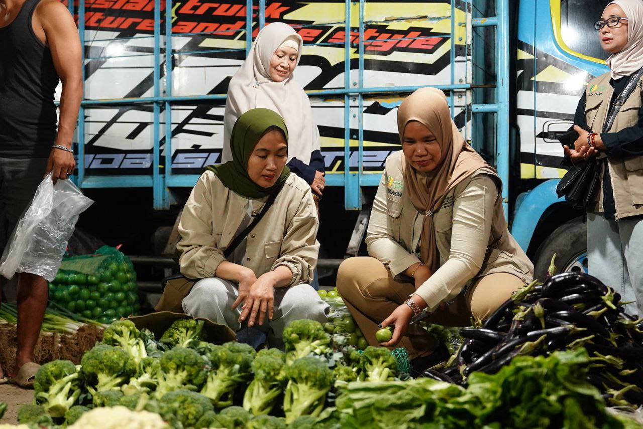 Ketua TP-PKK Riau turut mendampingi Gubri saat melakukan peninjauan harga pangan di <a href='https://www.cakrawalariau.com/tag/pasar-induk-akap-pekanbaru' alt='Pasar Induk AKAP Pekanbaru'  style='color:#0078b8;font-weight:600'>Pasar Induk AKAP Pekanbaru</a>.