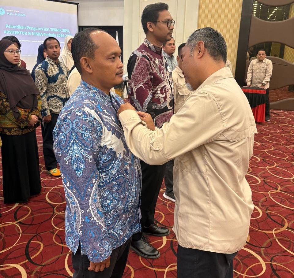 Penyematan Pin kepada Ketua Teknik Sipil Unri, Marwan ST dilakukan Ketua IKA Teknik, Zulhendri ST.