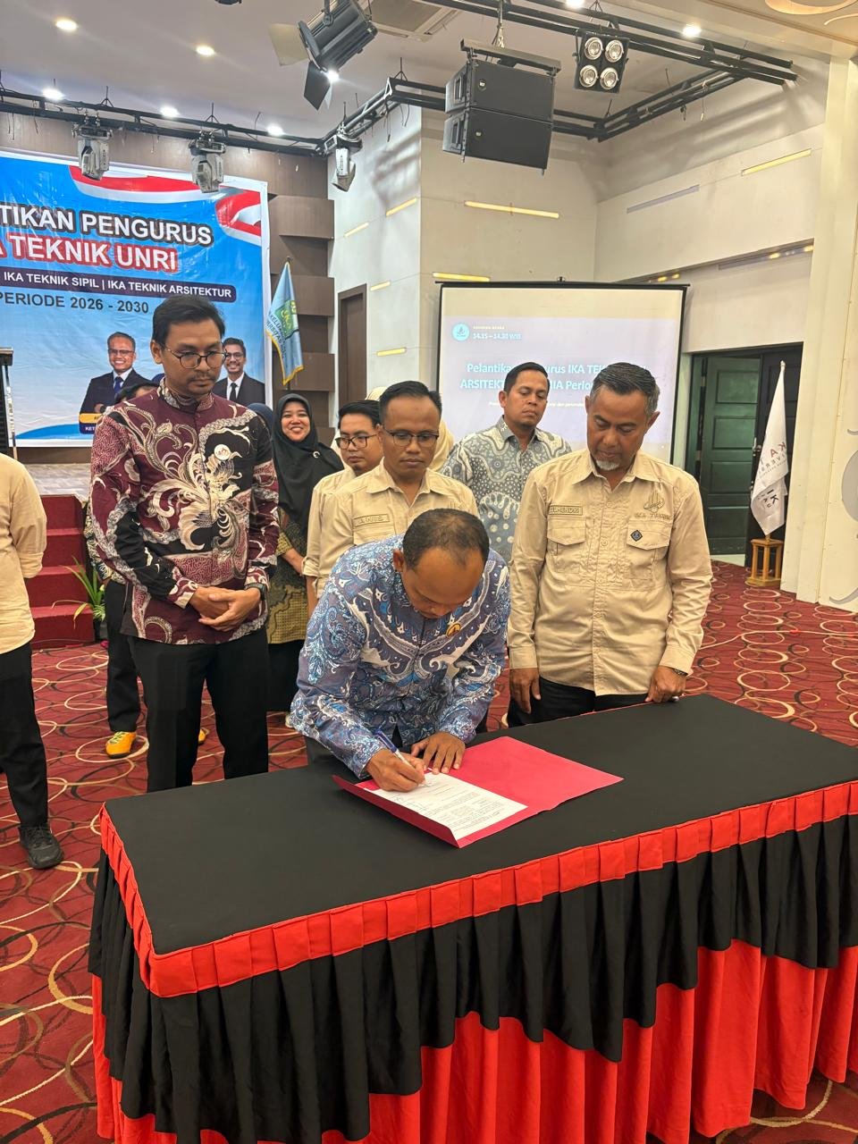 Ketua <a href='https://www.cakrawalariau.com/tag/ika-teknik-sipil-unri' alt='IKA Teknik Sipil Unri' style='color:#0078b8;font-weight:600'>IKA Teknik Sipil Unri</a>, Marwan ST menandatangani SK Pengukuhan kepengurusannya.