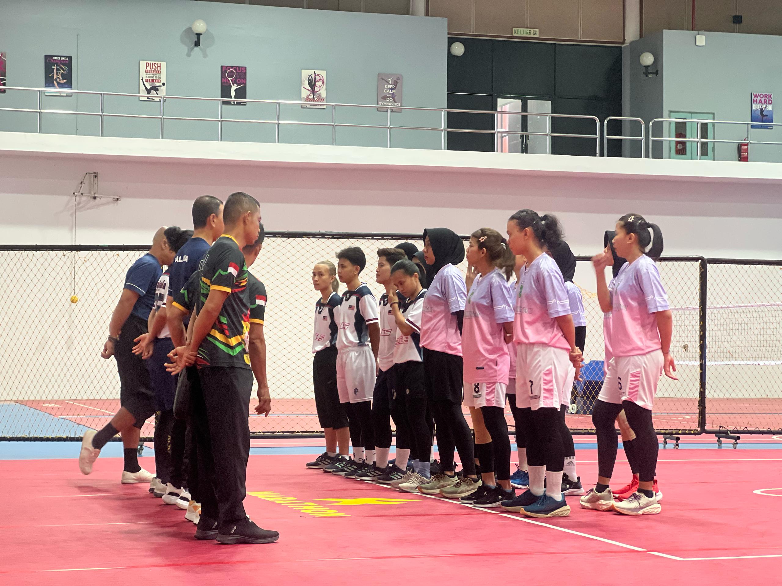 Kedua Tim Putri Sepak Takraw mengikuti pengarahan sebelum uji tanding.
