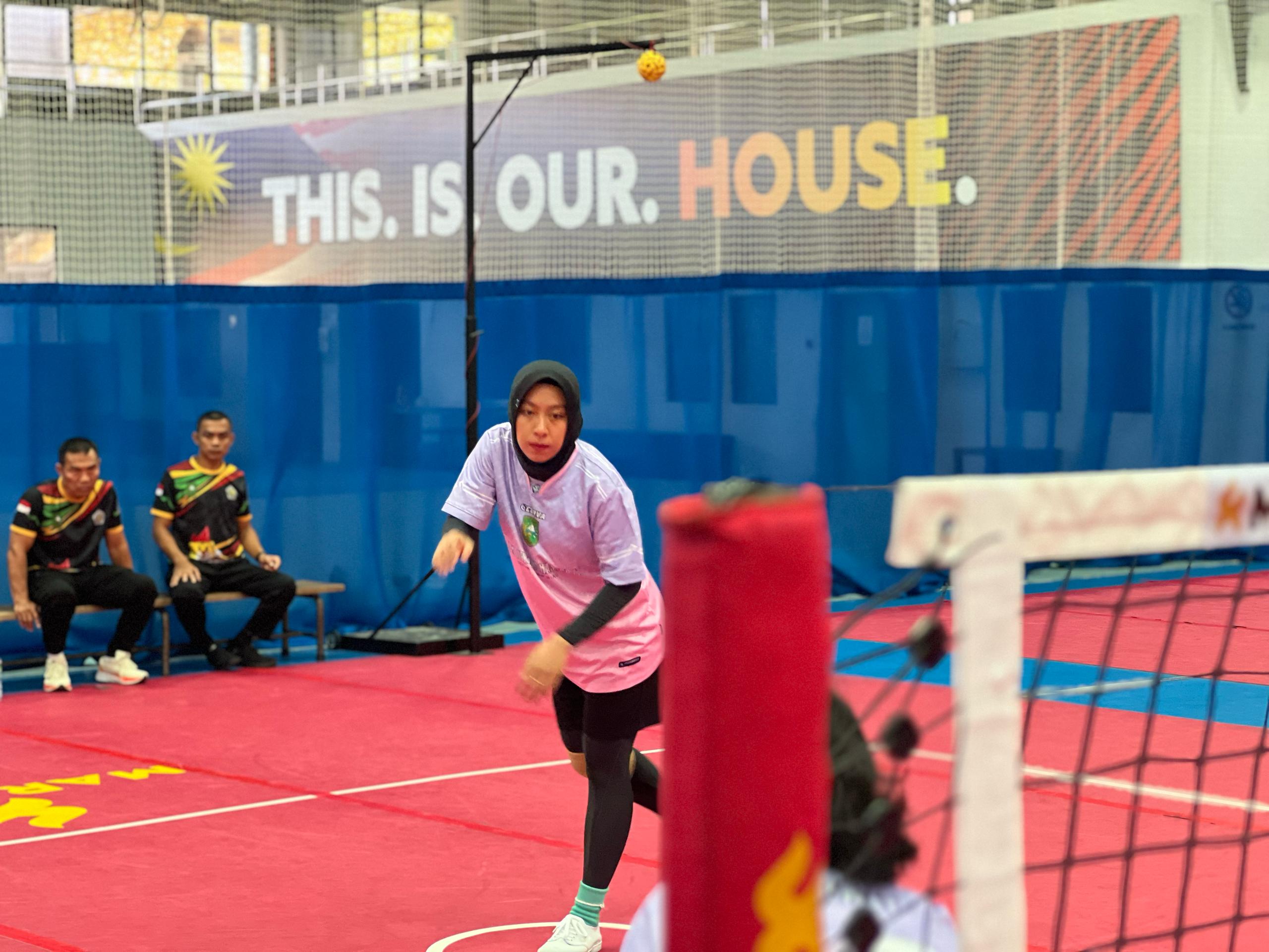 Atlet Putri Sepak Takraw Riau tampil memukau pada uji tanding di Kuala Lumpur, Malaysia.