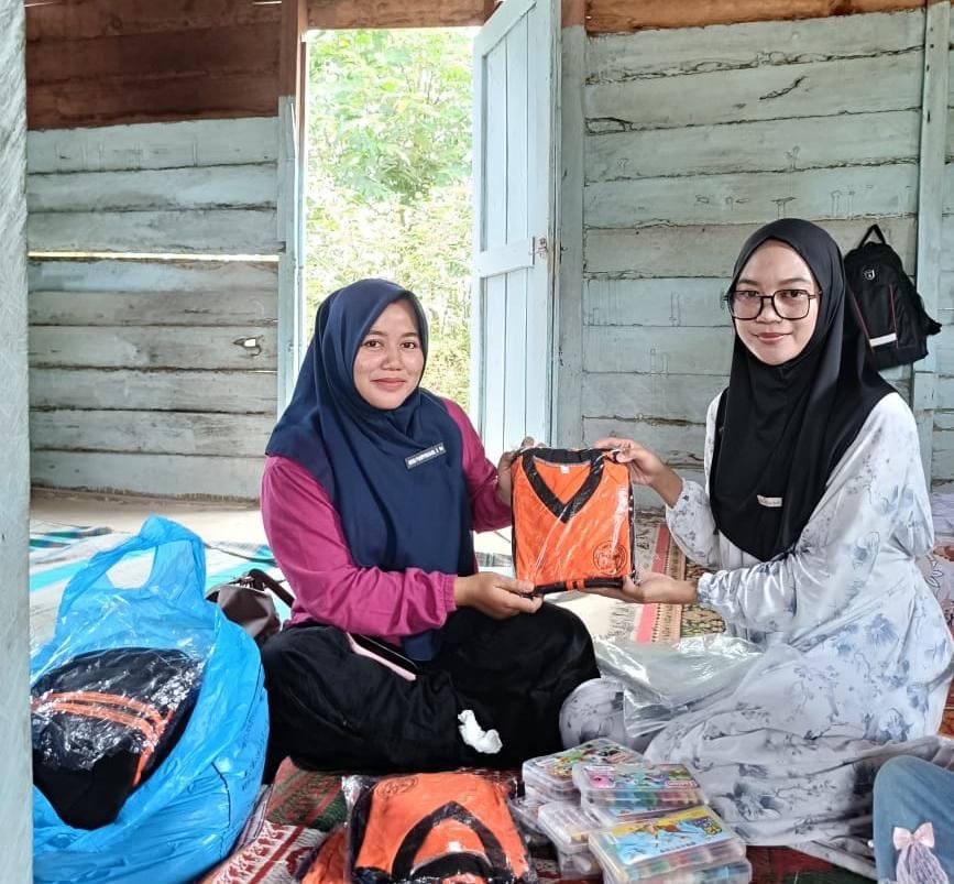 Penyerahan seragam olah raga untuk anak didik di kelas jarak jauh TK Syekh Burhanuddin Pematang Panjang.