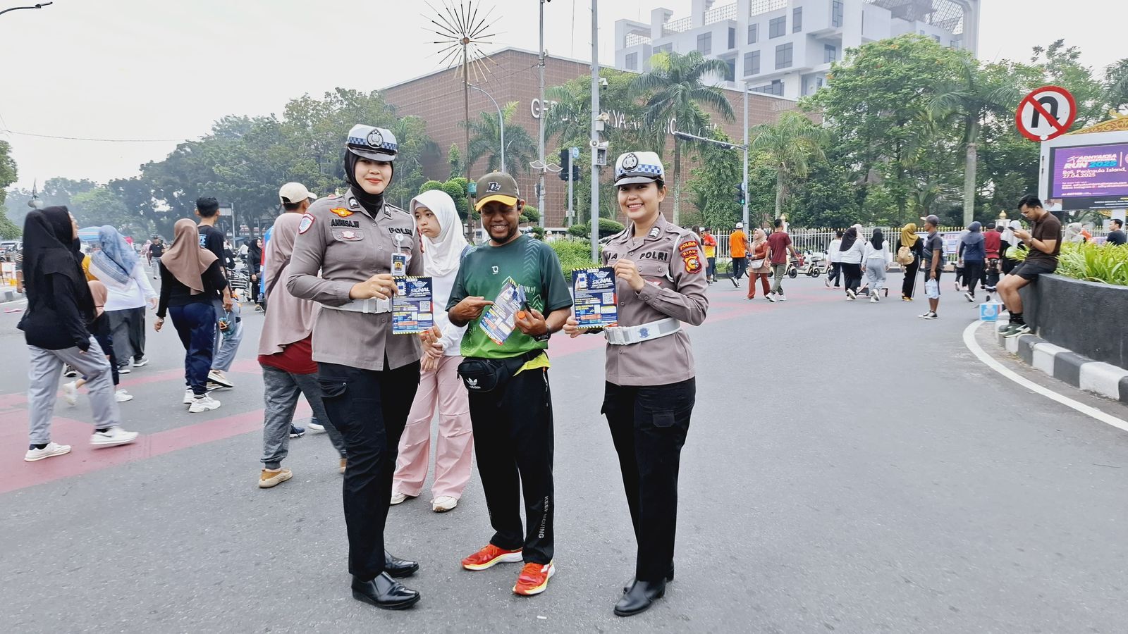 Tim Polwan cantik Ditlantas Polda Riau membagikan buku tertib lalu lintas kepada pengunjung CFD.