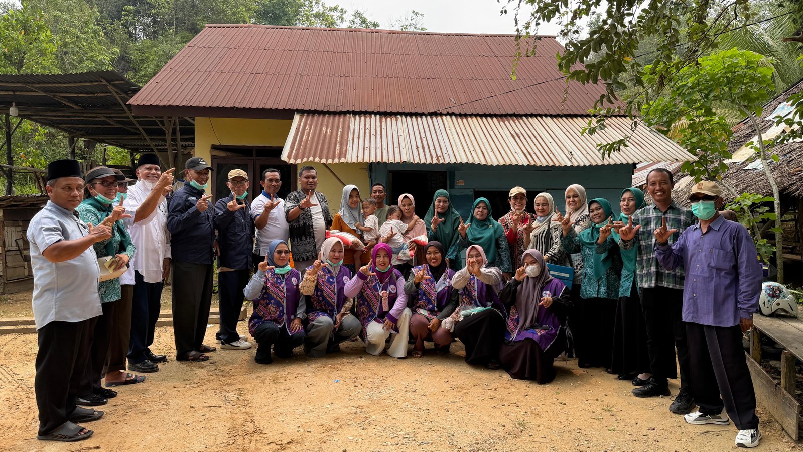 Lurah Kulim, Sutikno S.Sos bersama Tim Posyandu dan masyarakat.