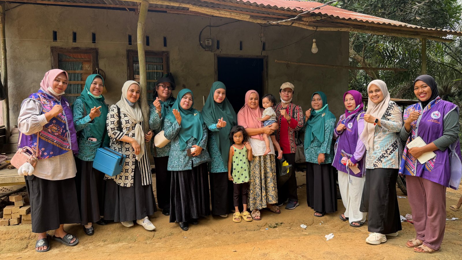 Ketua TP PKK Kelurahan Kulim, Idel Mitra beserta tim Posyandu dan warga mengabadikan moment bersama di sela-sela Program Bulan Imunisasi Kejar (BIK) 2026.