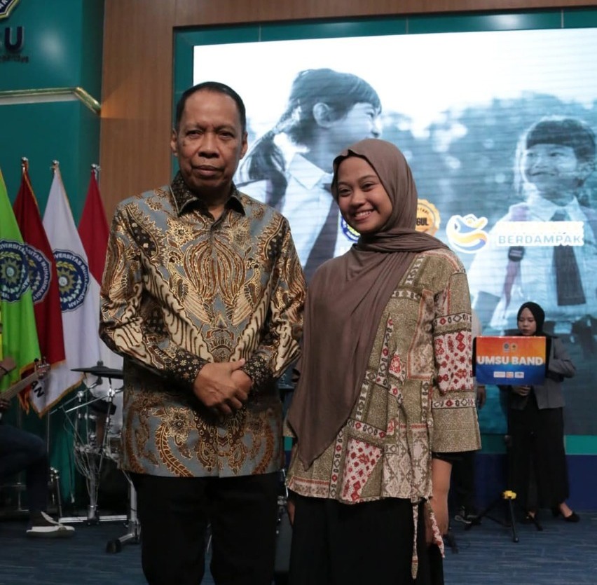Rektor UMSU Prof DR Agussani MAP bersama penerima beasiswa dua semester, Mutiara Pramudya Putri. 