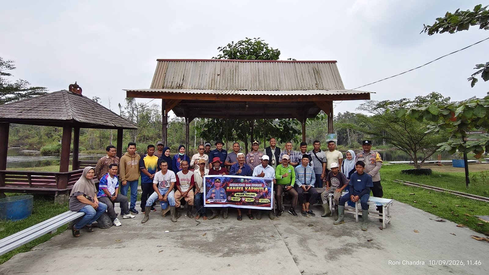 Pihak PT Arara Abadi dan <a href='https://www.cakrawalariau.com/tag/polsek-tualang' alt='Polsek Tualang'  style='color:#0078b8;font-weight:600'>Polsek Tualang</a> serta Penghulu Desa Pinang Sebatang Barat berikut masyarakat mengabadi moment foto bersama di sela-sela sosialisasi pencegahan karhutla.