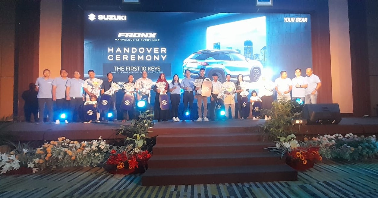 Kepala Wilayah PT Buana Indomobil Trada, Santoni bersama 10 orang pembelii Suzuki Fronx di Provinsi Riau. 