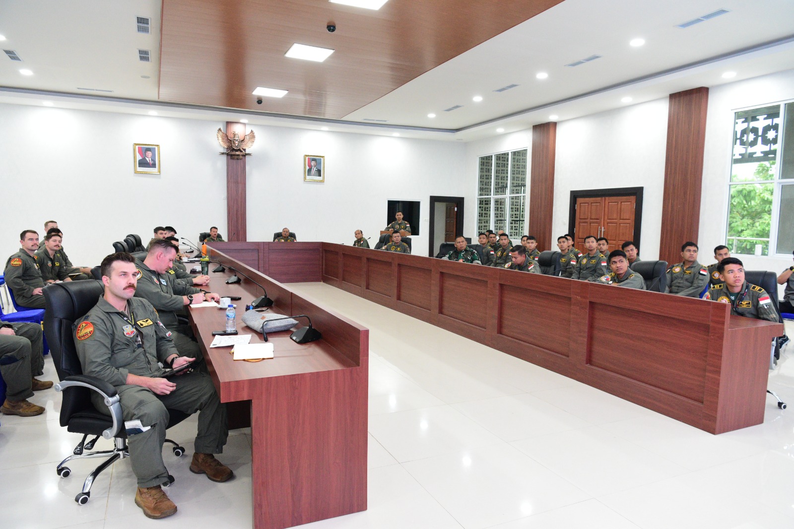 Personil gabungan USAF dan TNI AU melakukan briefing sebelum latihan bersama di <a href='https://www.cakrawalariau.com/tag/lanud-roesmin-nurjadin' alt='Lanud Roesmin Nurjadin'  style='color:#0078b8;font-weight:600'>Lanud Roesmin Nurjadin</a> Pekanbaru.