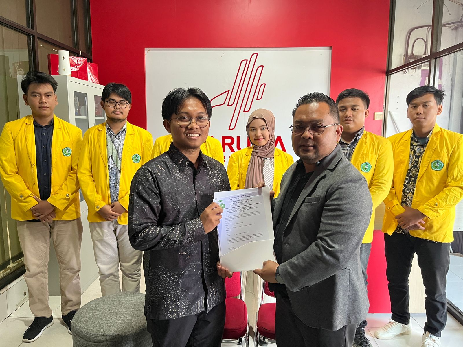 Dekan Fasilkom Universitas Lancang Kuning menyerahkan berkas enam mahasiswa terpilih kepada pihak PT Garuda Cyber Indonesia. 