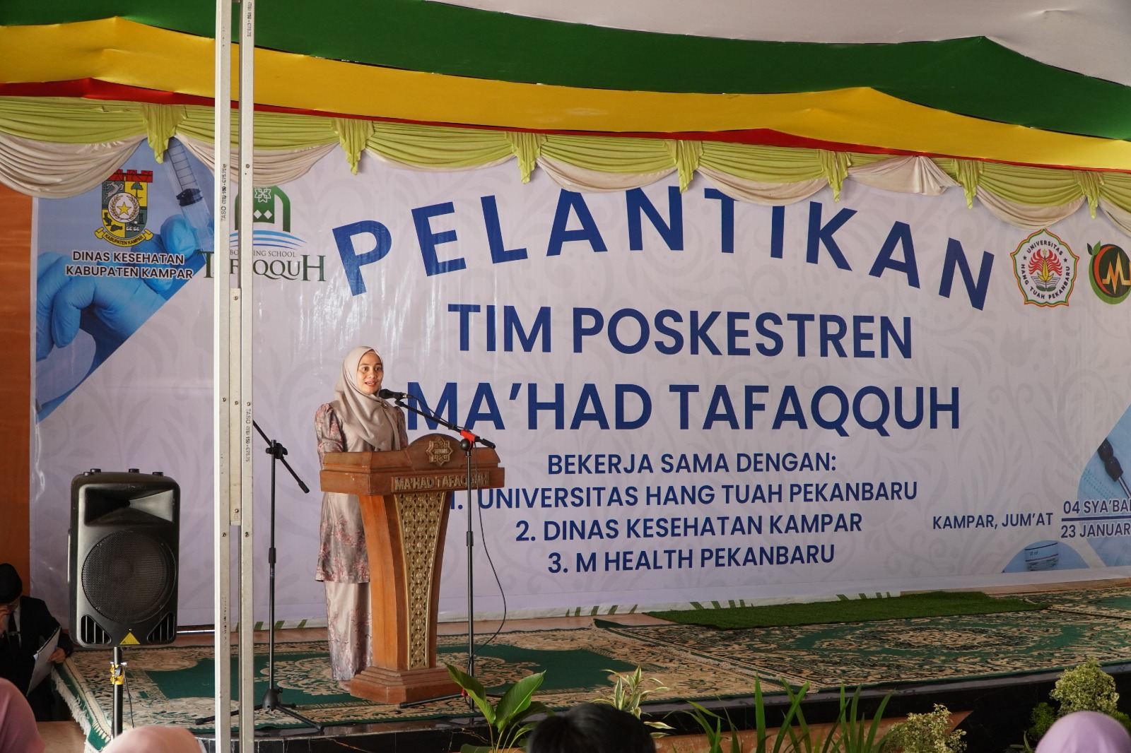 Dosen Pascasarjana Ilmu Kesehatan Masyarakat Peminatan Promosi Kesehatan Universitas Hang Tuah Pekanbaru, Dr EmyLeonita SKM MPH ketika menyampaikan kata sambutan di Pesantren Mahad Tafaqquh.