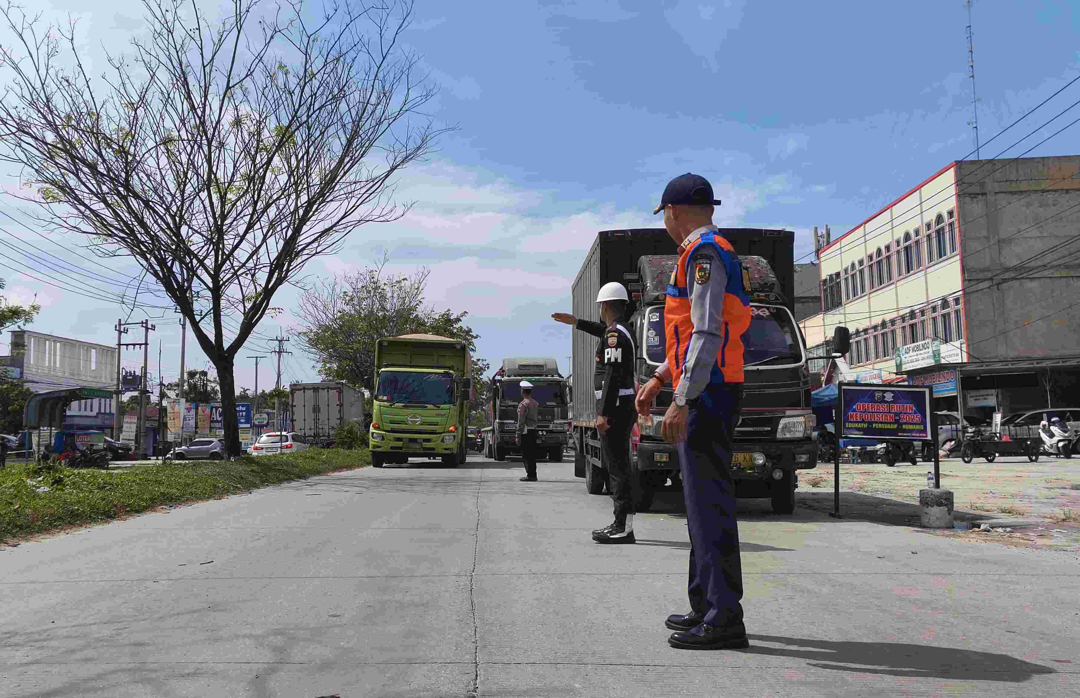 Petugas Ditlantas Polda Riau bersama Dishub dan Polisi Militer menggelar razia di Kota Pekanbaru.