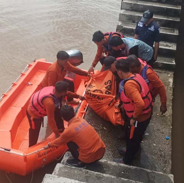 Tim SAR Pekanbaru turun ke lokasi kejadian melakukan evakuasi 