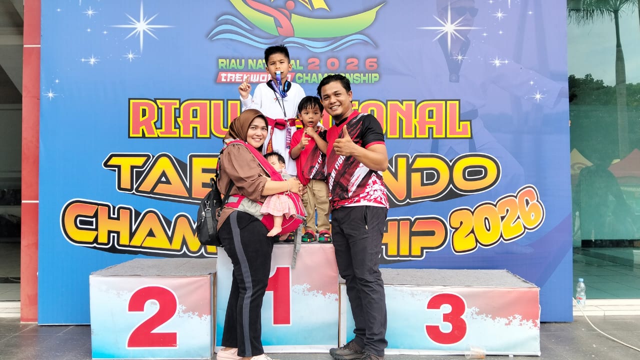 Si sulung, Waldan Abdillah Rafif bersama kedua orangtua dan dua adiknya.