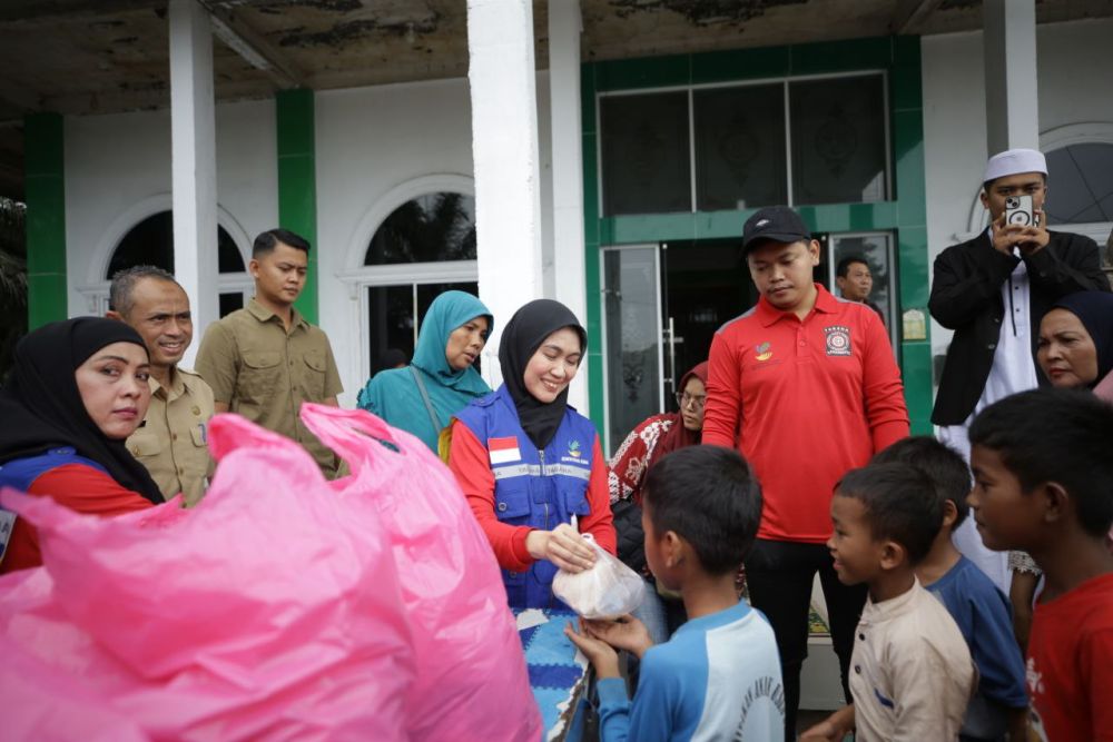 Henny Sasmita Wahid turun langsung ke Jalan Nelayan,membagikan makanan kepada warga terdampak banjir.