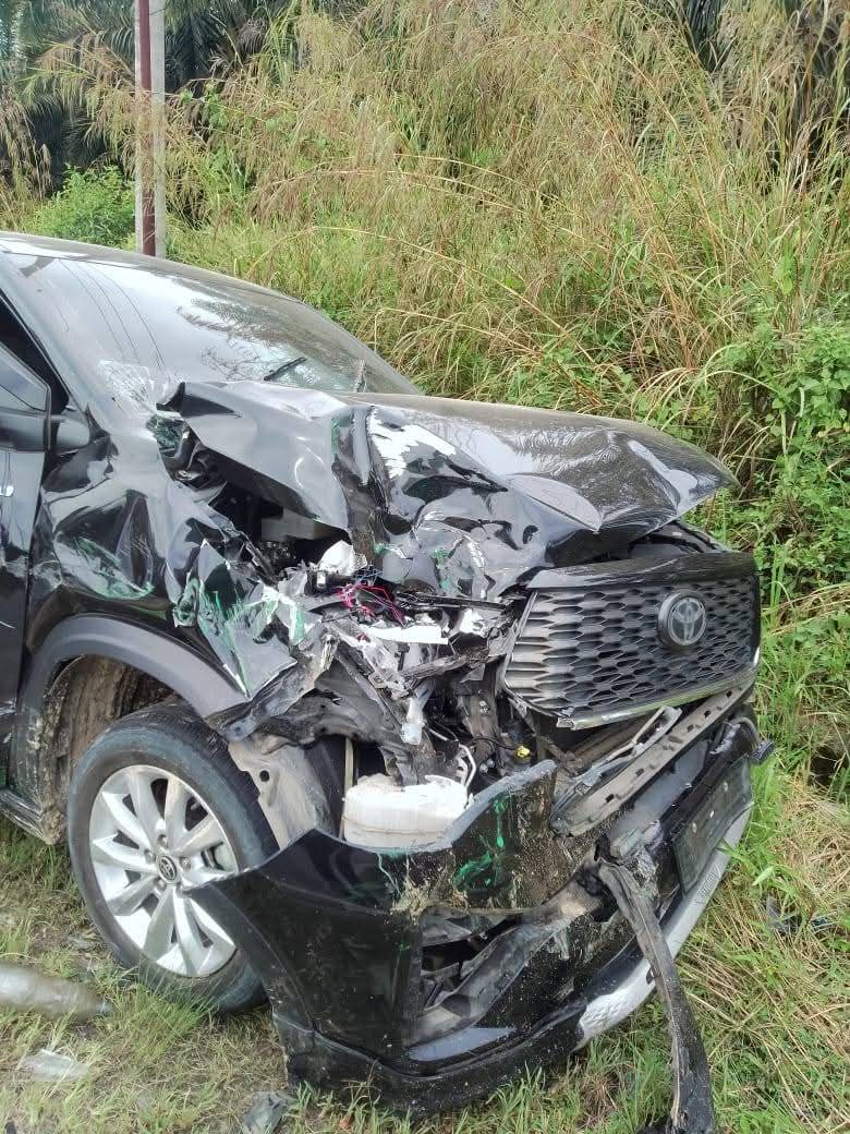 Kondisi mobil dinas Bupati Kuansing mengalami rusak parah di bagian depan setelah kecelakaan lalu lintas.