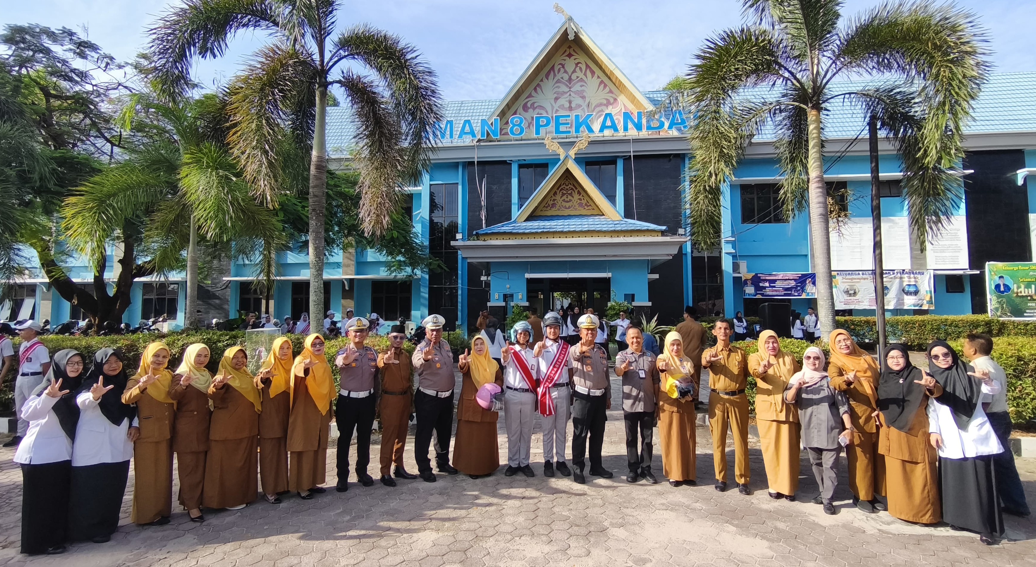 Dirlantas Polda Riau (tengah) dan jajaran bersama Kepala SMAN 8, para guru serta siswa.